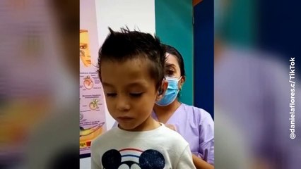 No pudo evitar llorar: niño con problemas auditivos logra escuchar por primera vez