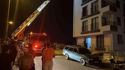 Son dakika haberi... Binanın çatısında çıkan yangın vatandaşları sokağa döktü