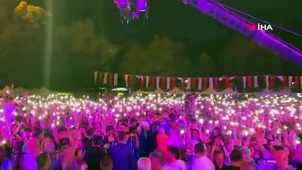 Fatma Turgut, konserine gelemeyen hayranına video konferans ile bağlanarak sürpriz yaptı