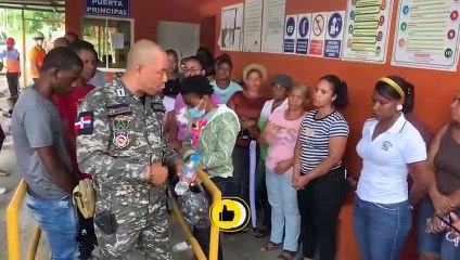 Familiares se aferran a oraciones para el rescate con vida de los dos mineros en Cerros de Maimón