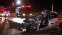 İzmir haberi... İzmir'de otomobil kamyona çarptı: 1 ölü, 1 yaralı