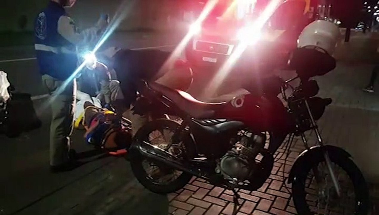 Após furar pneu, motociclista perde o controle e sofre queda