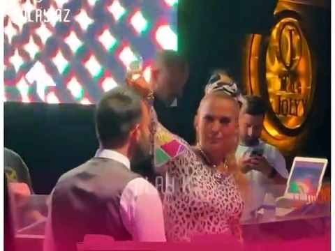 Demet Akalın şampanyayı beğenmeyince garsonun başından döktü