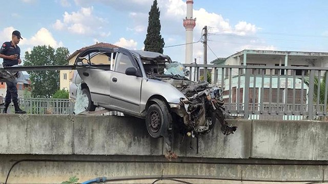 Köprünün korkulukları otomobile ok gibi saplandı: 1 yaralı
