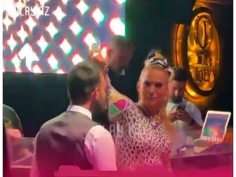 Demet Akalın, beğenmediği içkiyi garsonun başından aşağı döktü