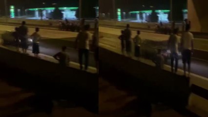 Download Video: Otoyolda yarış yapan araç sürücüsü, 23 yaşındaki gence çarpıp hayatını kararttı