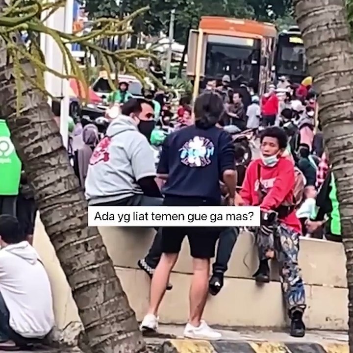 Cowok Ini Cari Teman Hilang, Pas Nunjukin Foto,...