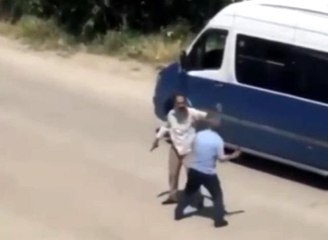 Son dakika haberleri | İşçi servisi ile minibüs şoförünün silahlı, sopalı kavgası kamerada