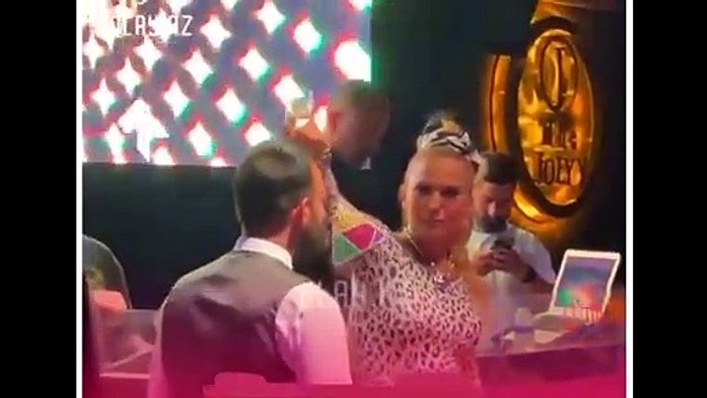 Demet Akalın, beğenmediği şampanyayı garsonun kafasına döktü