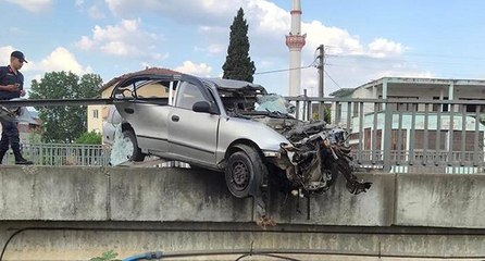 Köprünün korkulukları otomobile ok gibi saplandı