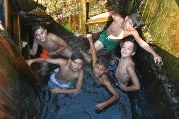 SICAKTAN KAVRULANLAR, 13 DERECELİK SUDA SERİNLİYOR