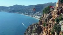 Tekli uçuş yapan yamaç paraşütçüsü, Alanya Kalesi eteklerine çakıldı