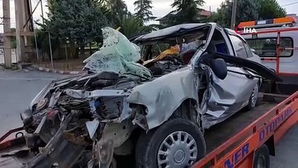 Köprünün korkulukları otomobile ok gibi saplandı