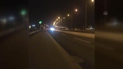 Otoyolda yarışan otomobil yol kenarındaki seyirciye çarptı