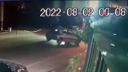 El freni çekilmeyen otomobil çatıya uçtu... O anlar kamerada