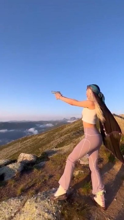 Son dakika haberleri... ALEYNA TİLKİ YAYLADA SİLAHLA ATEŞ EDİP 'BANG BANG' PAYLAŞIMI YAPTI