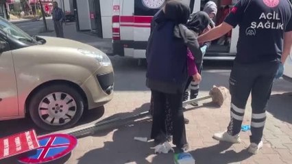 Devrilen işaret levhasına takılarak düşen kadın yaralandı