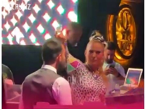 Demet Akalın, şampanyayı garsonun başından aşağı döktü