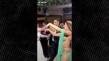 Düğünde gelinle oynayan dansöz olay yarattı, sosyal medya ikiye bölündü