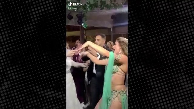 Düğünde gelinle oynayan dansöz olay yarattı, sosyal medya ikiye bölündü