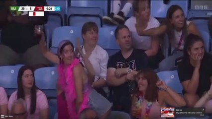Eteğini kaldırıp twerk yapan genç kız, sunucuyu bile şaşkına uğrattı