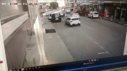 Hırsızlık şüphelisinin kaçtığı araçla çarptığı polis yaralandı