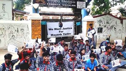 छात्र ने की आत्‍महत्‍या तो केंद्रीय विद्यालय के गेट पर छात्र बैठे धरने पर, पीएम को लिखे चिट्ठी