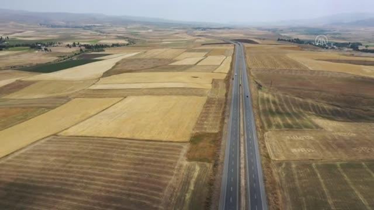 Çiftçiler arpa ve buğday tarlalarında yoğun hasat mesaisinde