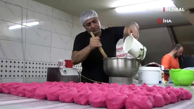 Elazığlı usta frambuazlı simit yaptı: Almanlar akın etti