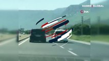 Karayolunda yol verme tartışması kavgaya döndü! O anlar kamerada