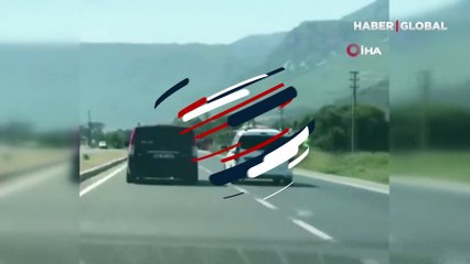 Karayolunda yol verme tartışması kavgaya döndü! O anlar kamerada