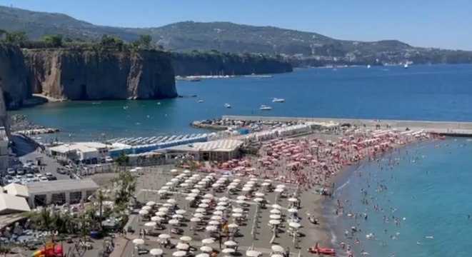 Sorrento (NA) - Carabinieri in costume tra i bagnanti: denunciato 15enne con un coltello (02.08.22)