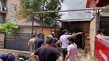 Otomobil yedek parçalarının olduğu garaj alev alev yandı