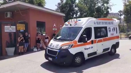 Aliscafo contro il molo San Vincenzo al porto di Napoli