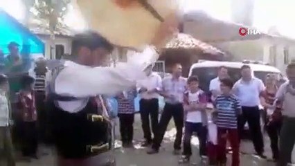 Davuluyla şov yaparken sandalyeden düştü, kendinden geçti zurnayı uçurdu