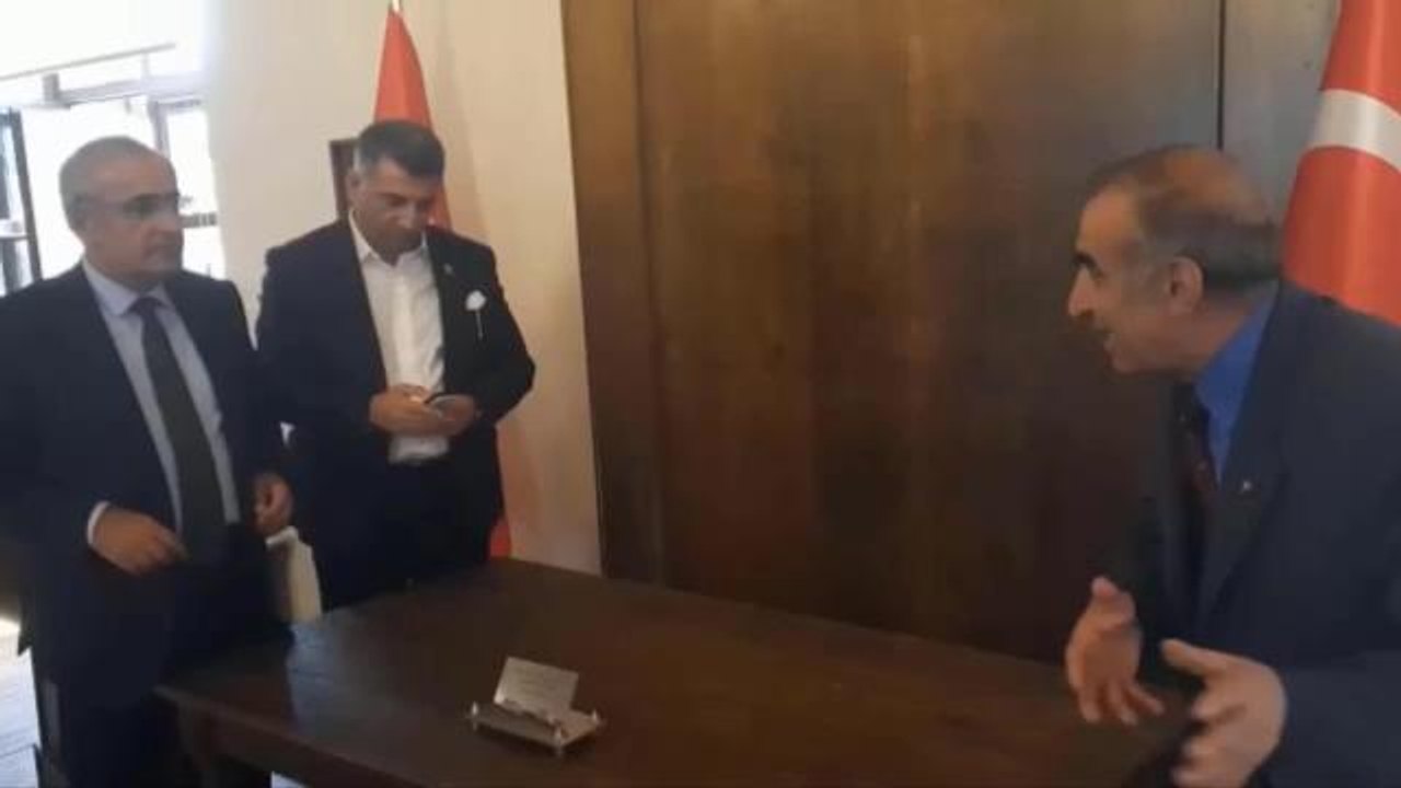 Erzurum haber: Müze Uzmanının İsteğini Büyükerşen Kırmadı: Erzurum Kongre ve Milli Mücadele Müzesi'ne Atatürk'ün Balmumu Heykeli Yapılacak