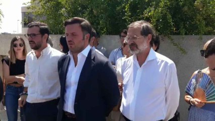 El presidente del PP de Elche, Pablo Ruz, comparece ante los medios desde el tanatorio donde está el cuerpo del secretario general, Sergio Rodríguez