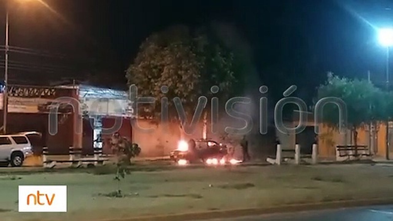 Usuarios captaron el momento en que un vehículo ardió en llamas