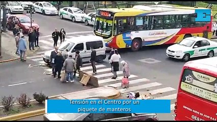 Tensión en el Centro por una protesta de manteros: un micro arrasó con el piquete