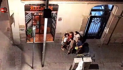 Vecinos en un bar del Poble-sec después de la hora del cierre