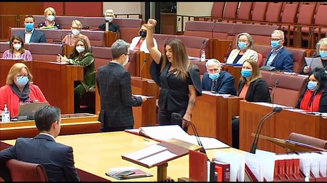 Una senadora australiana llamó a la reina Isabel colonizadora durante su juramento en el parlamento