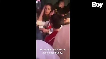 ¿Quién besa a quién? El romántico momento entre Bad Bunny y una fanática