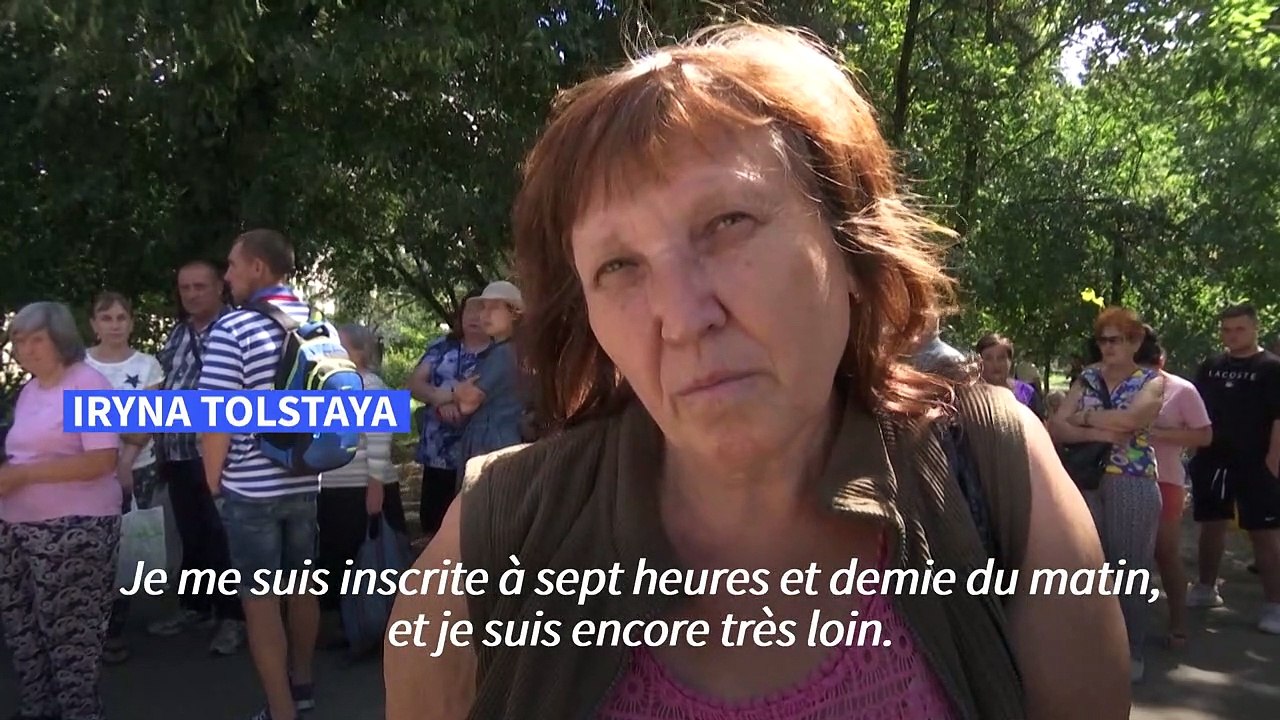 A Kharkiv, les Ukrainiens bravent les bombardements lors de distributions alimentaires