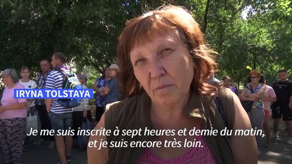 A Kharkiv, les Ukrainiens bravent les bombardements lors de distributions alimentaires