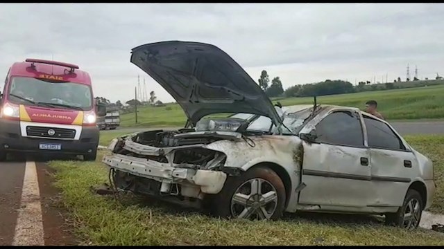 Jovem fica ferido após capotar Vectra na rodovia BR-467, em Cascavel
