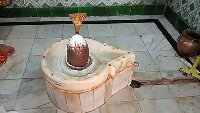 हर हर महादेव - इस शिवालय में पार्वती के हाथों में हैं महादेव व गणेश