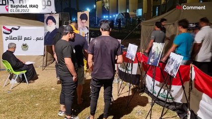 Los manifestantes que irrumpieron en el Parlamento de Irak se instalan en las afueras del edificio