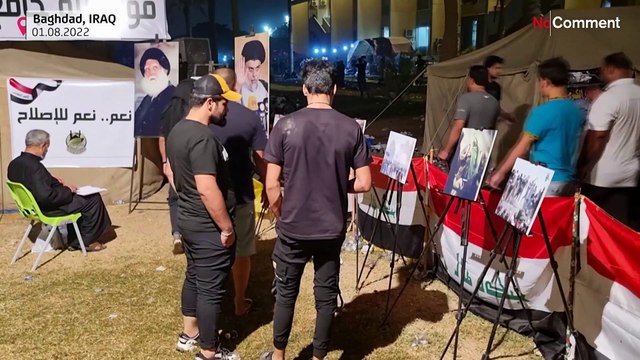 Los manifestantes que irrumpieron en el Parlamento de Irak se instalan en las afueras del edificio