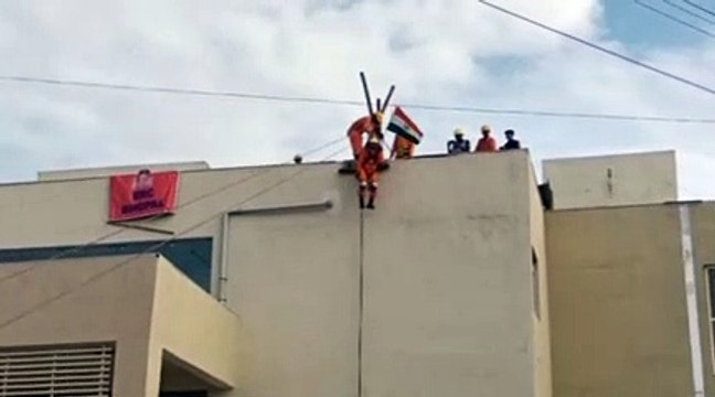 Video-भूकंप में ढहा अस्पताल, रेस्क्यू कर फंसे मरीजों को निकाला