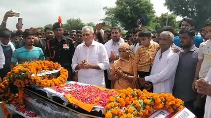 पिता को आखिरी सेल्यूट करते हुए पांच साल का बेटा बोला:  मैं भी आपकी तरह बहादुर फौजी बनूंगा